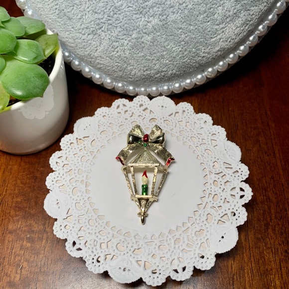 Vintage Holiday Candle Lantern Gold tone Brooch - Picture 2 of 10